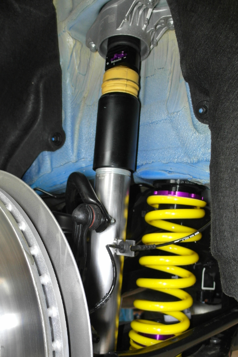 Detailaufnahme der Druckstufe eines KW Variante 3 D&auml;mpfer in einem Prosche 911 G-Modell