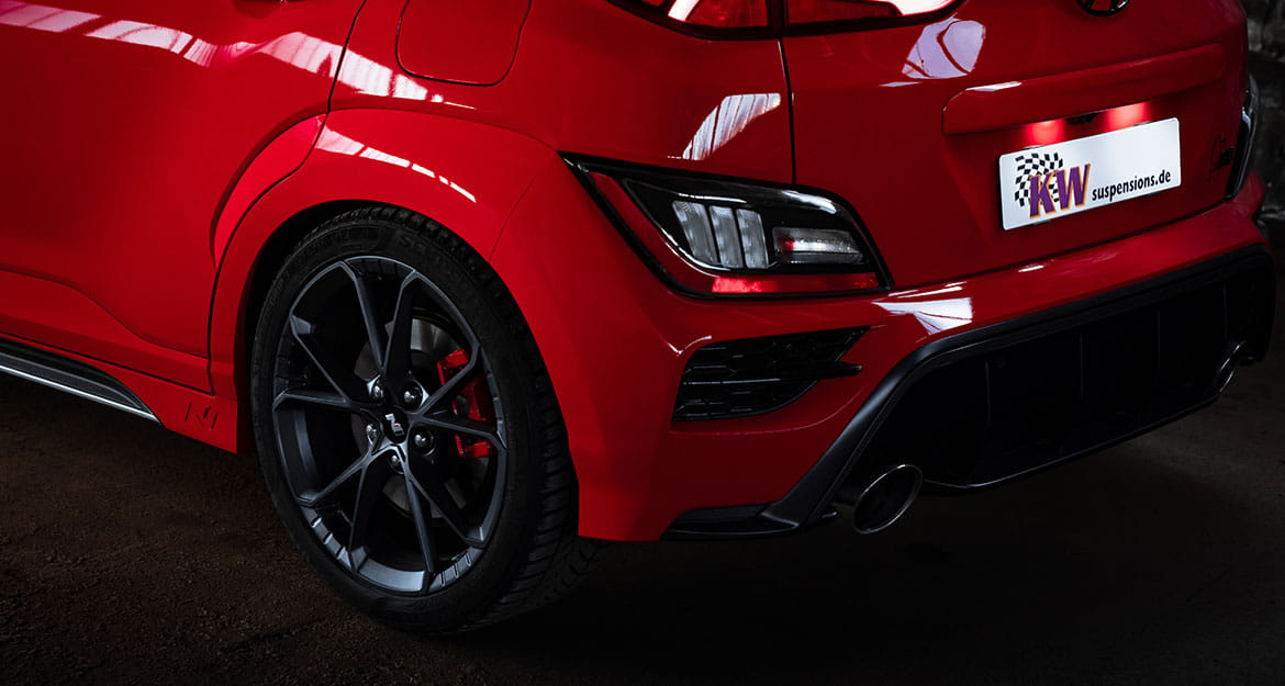 Close-up of the rear axle of the Hyundai Kona N with lowered suspension
