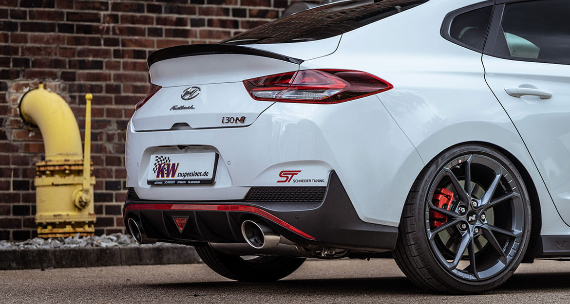 Close-up of the rear axle of a white Hyundai i30 N (Fastback) with continuously variable lowering