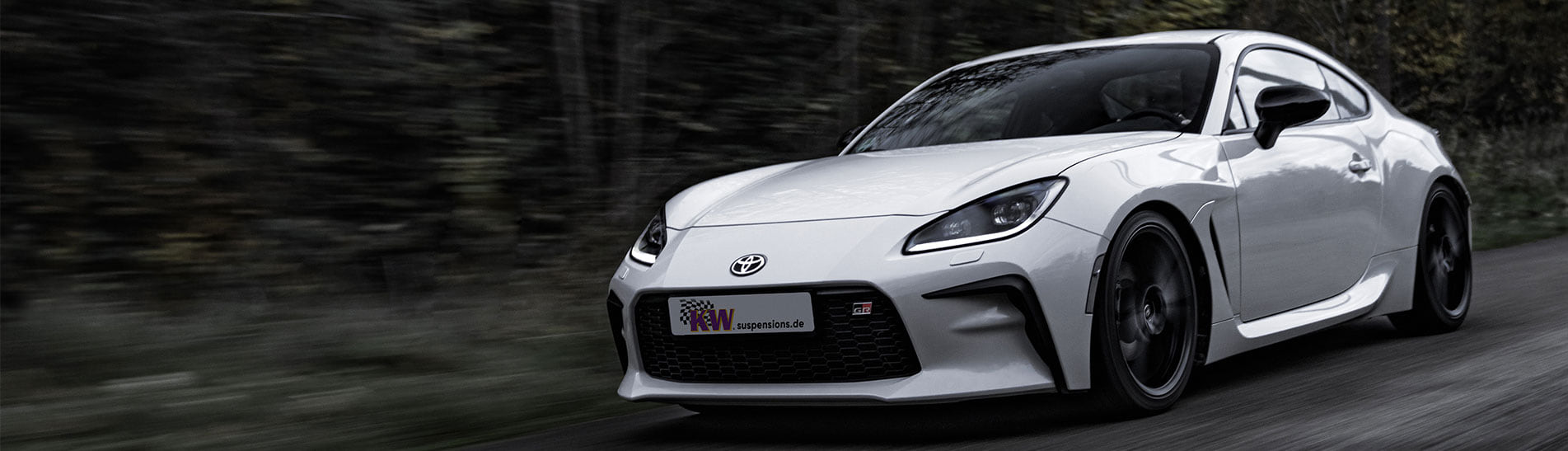 The new Toyota GR86 with rear-axle drive has a 2.4-liter four-cylinder boxer engine without turbo and has a performance of 235 hp.