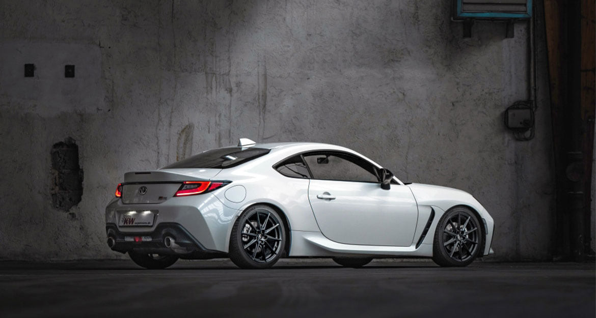 Our tuning parts enable a continuous lowering of 20 to 50 millimeters on the front axle and 25 to 55 millimeters on the rear axle. The Toyota GR86 scores with a puristic interior and an aerodynamic shape.