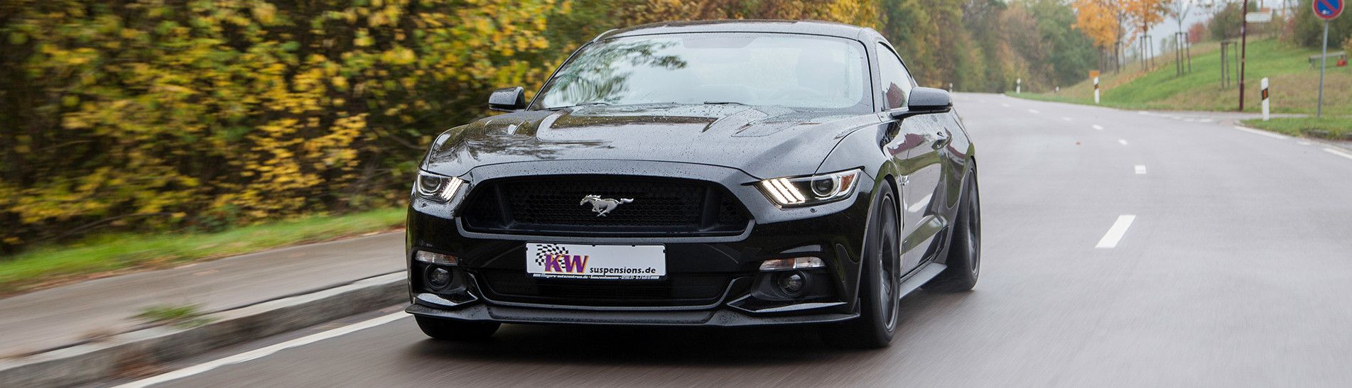 Fahrtaufnahme eines Ford Mustang LAE mit KW Gewindefahrwerk